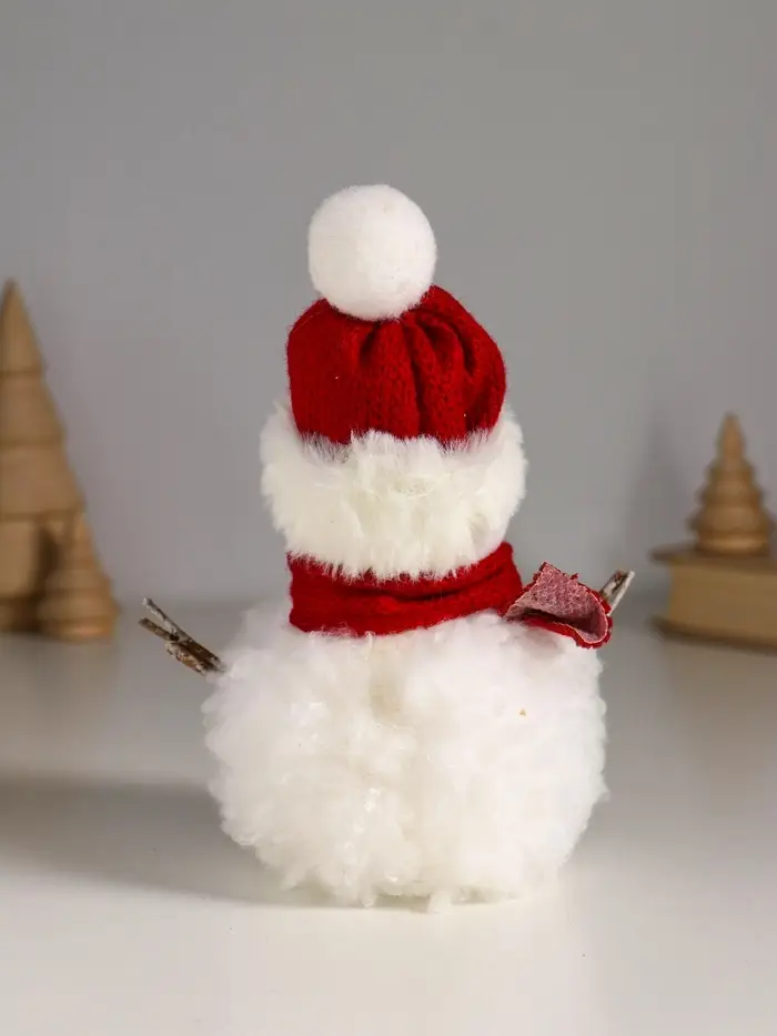 Сувенир "Снеговичок белый, в шапке с мехом и красном шарфе" 9х11х16 см Сувенир "Снеговичок белый, в шапке с мехом и красном шарфе" 9х11х16 см