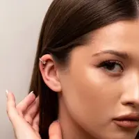 Серьга кафф &laquo;Драгоценность&raquo;, белая в серебре