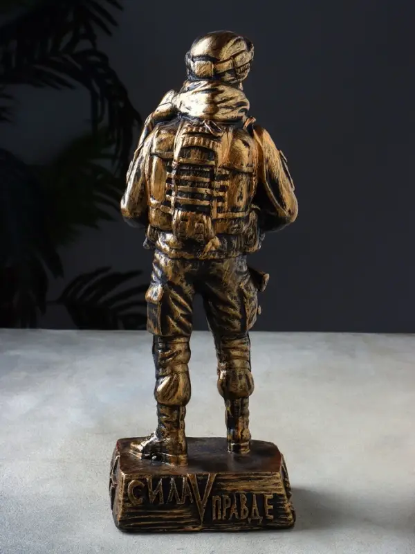 Фигура &laquo;Солдат СВО с ребёнком на руках&raquo;, 34&times;13&times;10 см