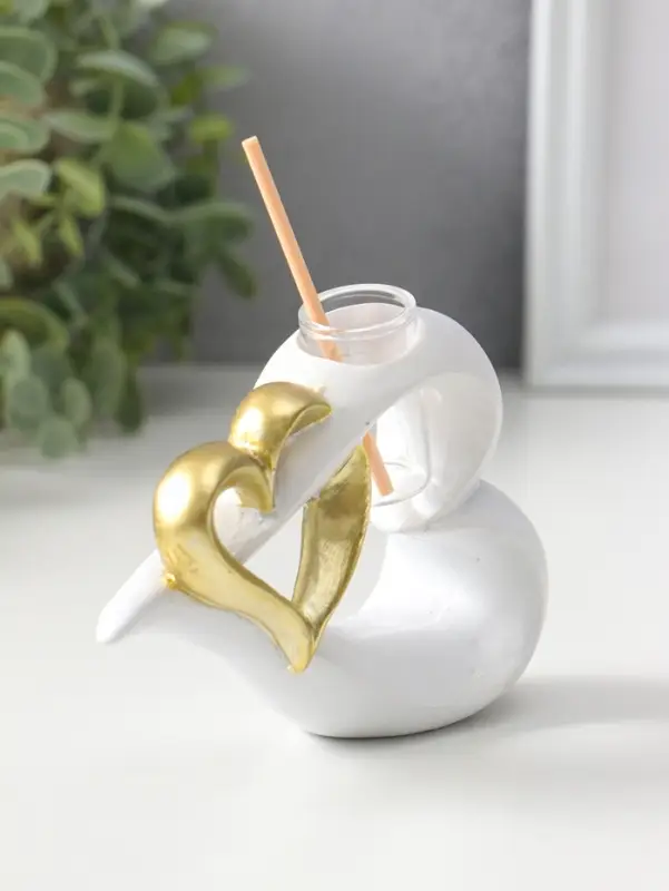 Аромадиффузор полистоун с палочками "Сплетённые сердца" белый с золотом 4,7х12,3х9 см
