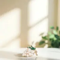 Брошь &laquo;Виноградная веточка&raquo;, бело-зелёная в золоте