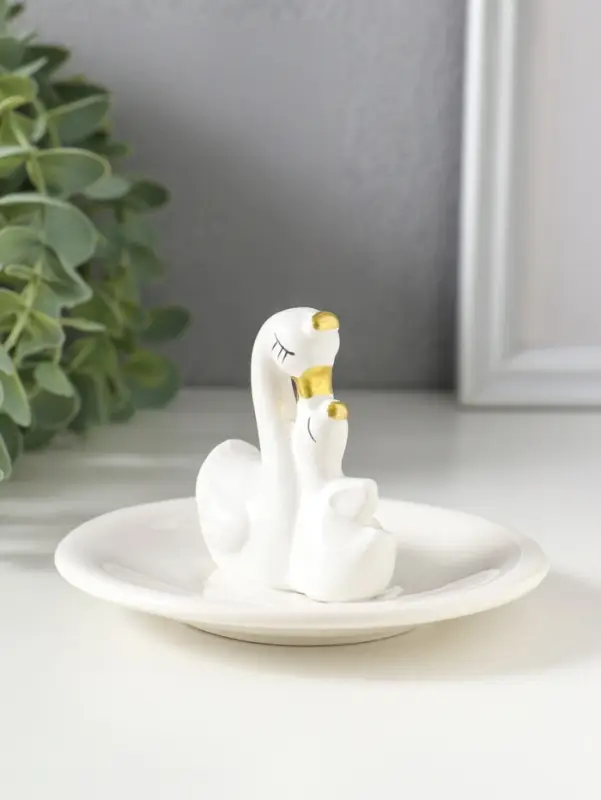Сувенир керамика подставка под кольца "Лебедь с малышом" белая 10х10х7 см