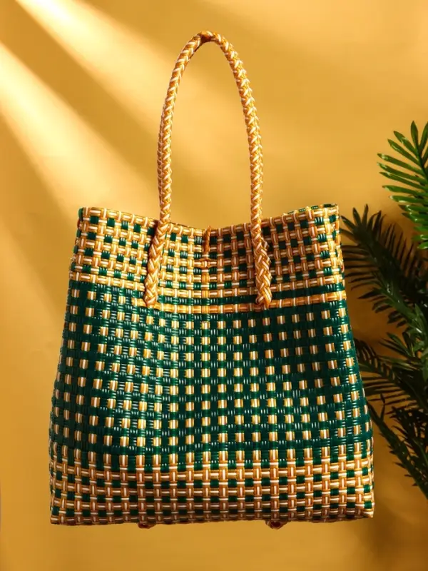 Сумка плетёная пластиковая 40х20х55 см, цв. зелёно-бежевый Сумка плетёная пластиковая 40х20х55 см, цв. зелёно-бежевый