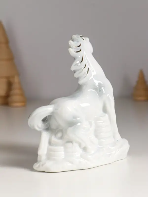 Сувенир керамика "Конь со слитками" серый с золотом 11х4х12 см