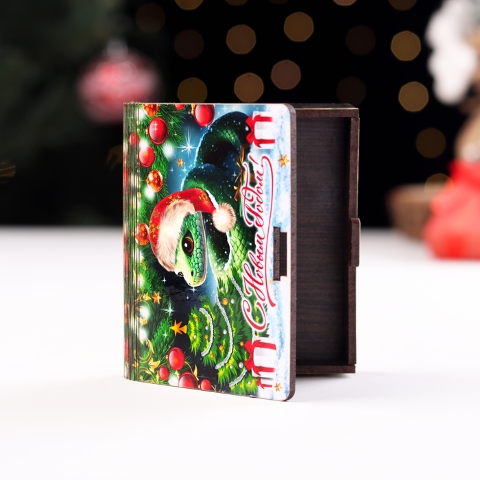 Новый год. Деревянный конверт для денег с символом года № 8  Новый год. Деревянный конверт для денег с символом года № 8 "Змейка в колпаке", 9,8х8,5х2 см 1066018