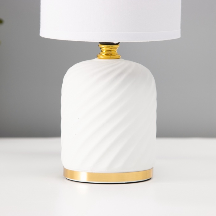 Настольная лампа Настольная лампа "Рионфо" Е14 40вт белый 13х13х26 см