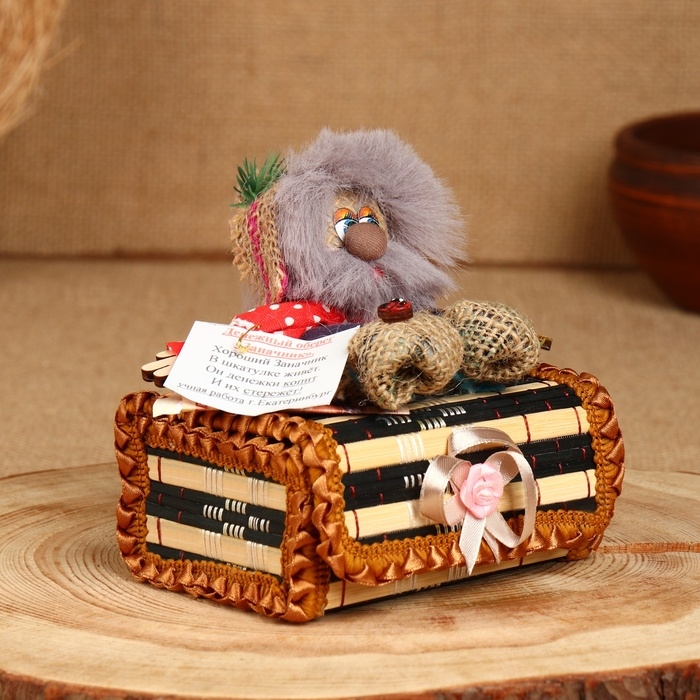 Оберег - шкатулка «Домовой», на сундучке, 10х15х14 см, микс Оберег - шкатулка «Домовой», на сундучке, 10х15х14 см, микс