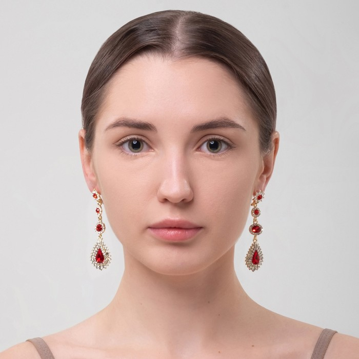 Серьги висячие со стразами «Вечерние» мадам, цвет бело-красный в золоте, 7 см