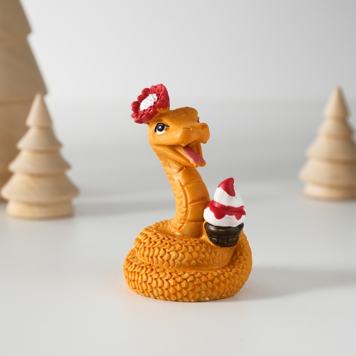 Сувенир полистоун Сувенир полистоун "Змейка с рожком мороженого" 5х6 см