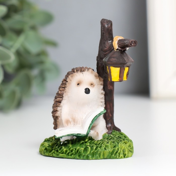 Сувенир полистоун  Сувенир полистоун "Ёжик под фонарём - чтение" 7,4х5,6х4,6 см