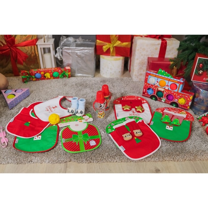 Нагрудник «Наш подарочек» непромокаемый на завязках, ПВХ, новогодняя подарочная упаковка, Крошка Я Нагрудник «Наш подарочек» непромокаемый на завязках, ПВХ, новогодняя подарочная упаковка, Крошка Я