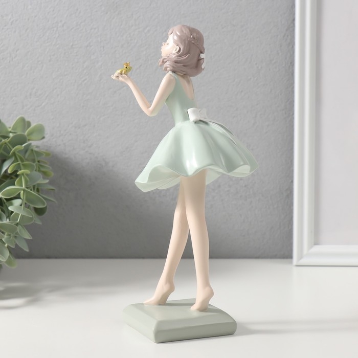 Сувенир полистоун Сувенир полистоун "Влюблённая в принца-лягушку девушка" 11х10х24 см