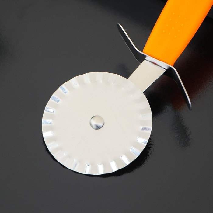 Нож для пиццы и теста Доляна «Оранж», 19 см, ребристый, цвет оранжевый Нож для пиццы и теста Доляна «Оранж», 19 см, ребристый, цвет оранжевый