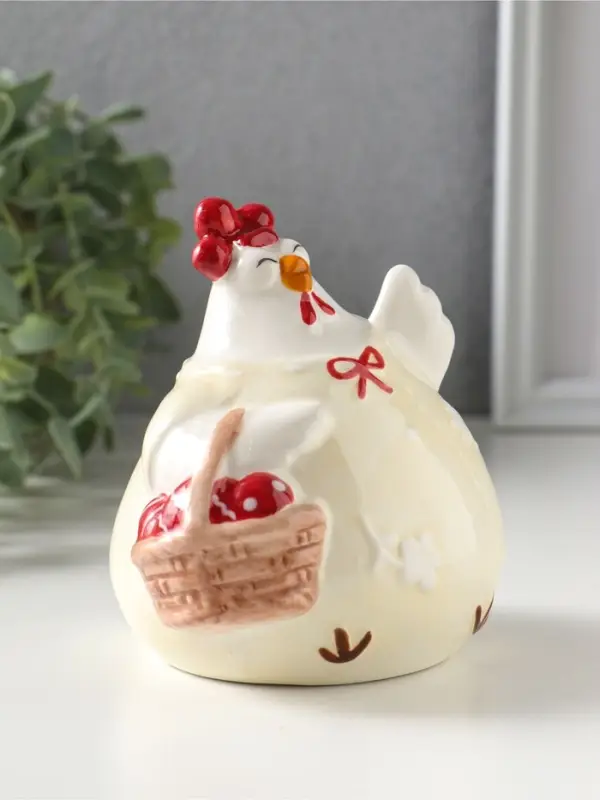 Сувенир керамика "Курочка-наседка в сливочном, с корзинкой цветов" 10,1х9,4х10,7 см