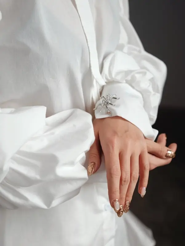 Брошь &laquo;Паук&raquo;, жемчужинка, белая в серебре