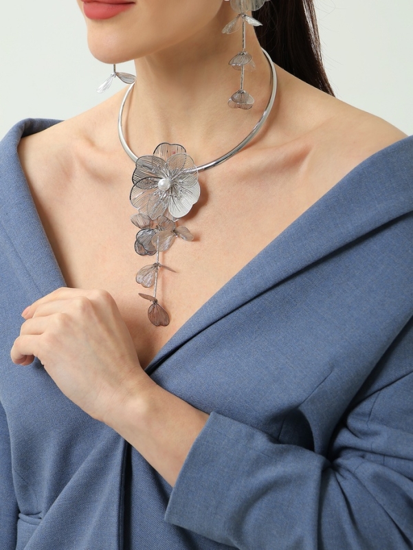 Набор 2 предмета: серьги, колье «Цветок» бусина и стразик, белый в серебре, d=14 см Набор 2 предмета: серьги, колье «Цветок» бусина и стразик, белый в серебре, d=14 см