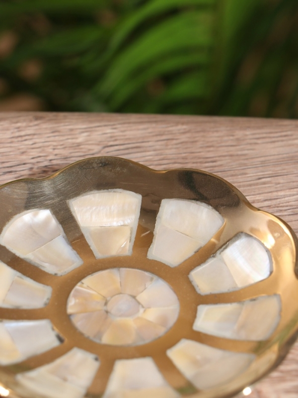 Подставка под мелочи Подставка под мелочи "Цветок" латунь с перламутром 10х10х1,5 см