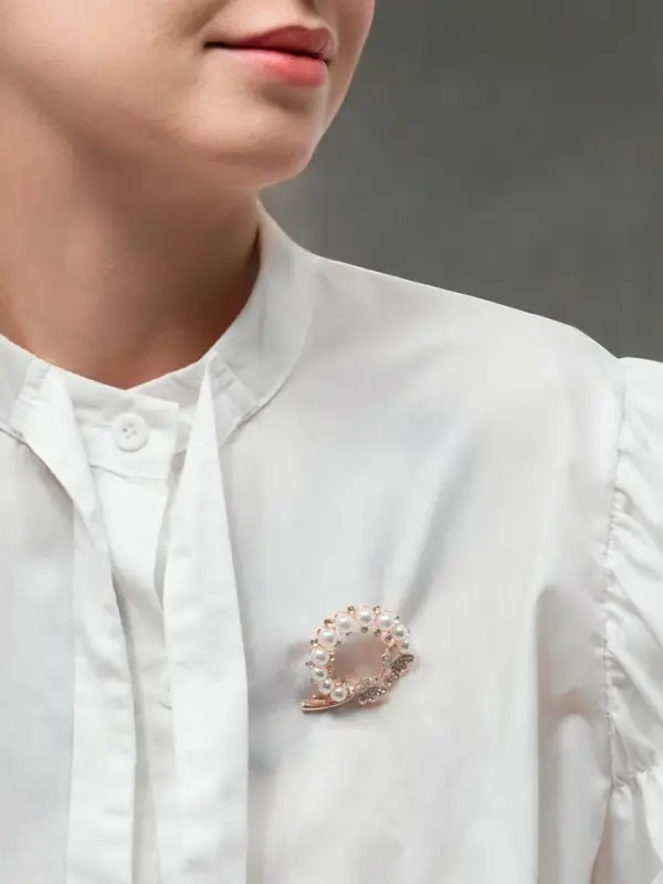 Брошь &laquo;Бабочки в жемчужном венке&raquo;, белая в розовом золоте