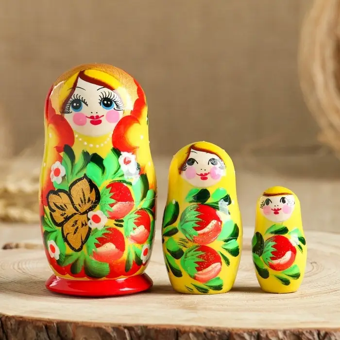 Матрёшка «Земляничка», жёлтое платье, 3 кукольная, 10 см Матрёшка «Земляничка», жёлтое платье, 3 кукольная, 10 см
