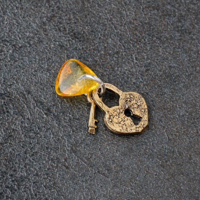 Брелок-талисман  Брелок-талисман "Замок", натуральный янтарь