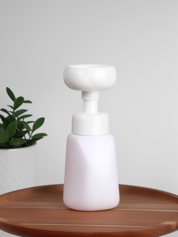 Бутылочка д/хранения с дозатором 300мл 17,2*8,5*6,5см  пластик бел накл OT Бутылочка д/хранения с дозатором 300мл 17,2*8,5*6,5см  пластик бел накл OT