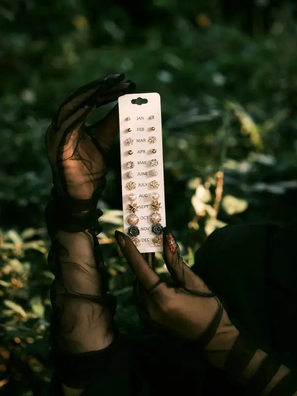 Серьги пусеты 12 пар One year, романтика, бело-серые в золоте