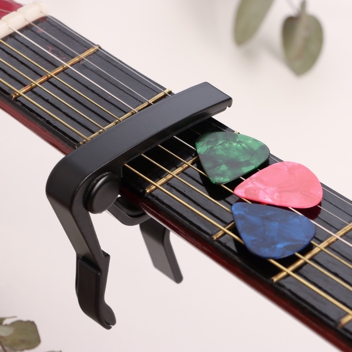 Каподастр Music Life черный + 3 медиатора в подарок Каподастр Music Life черный + 3 медиатора в подарок