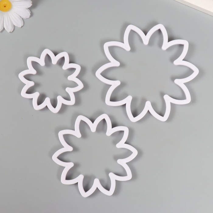 Каттеры для полимерной глины  Каттеры для полимерной глины "Цветы" набор 3 шт d=6,9, 8,8 и 10,8 см