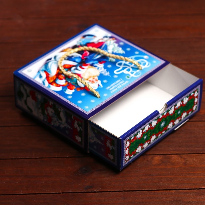 Новый год. Подарочная коробка Новый год. Подарочная коробка"Дед Мороз и Снегурочка" 20,4 х 7,6 х 17,5 см.