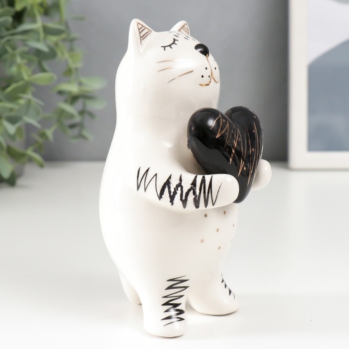 Сувенир керамика Сувенир керамика "Котик с сердечком" бело-чёрный с золотом 15х8,2х7,8 см 6436041