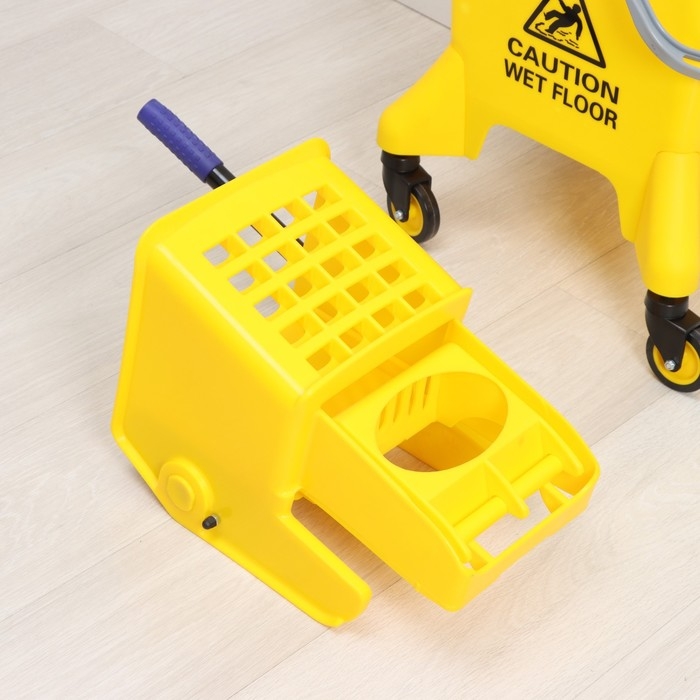 Тележка уборочная для клининга с механическим горизонтальным отжимом (механизм пластик) 31 л, цвет жёлтый