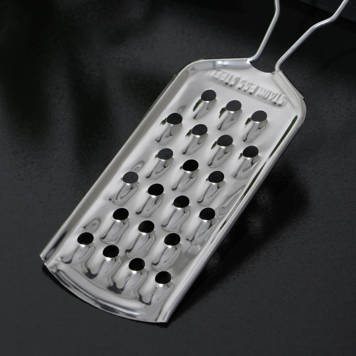 Тёрка для сыра крупная Доляна «Помощник», с ручкой, 21×5,5 см, цвет серебристый Тёрка для сыра крупная Доляна «Помощник», с ручкой, 21×5,5 см, цвет серебристый