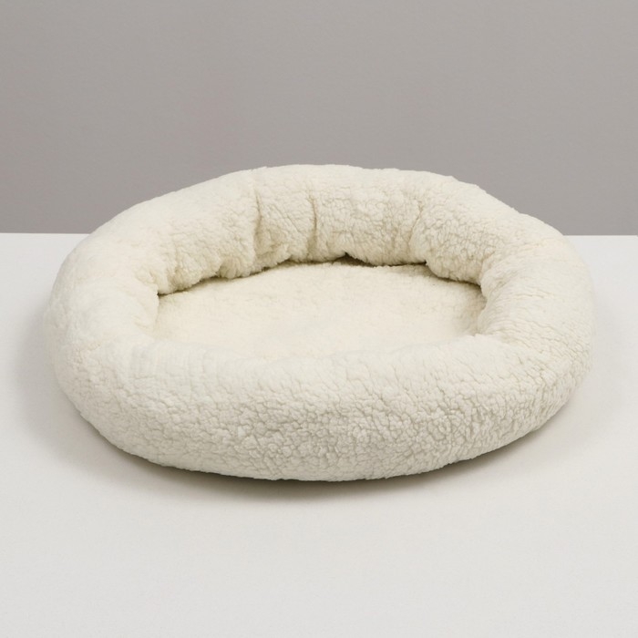 Лежанка для собак и кошек  Лежанка для собак и кошек "Уют", мягкий мех, 50 х 42 х 11 см, молочная