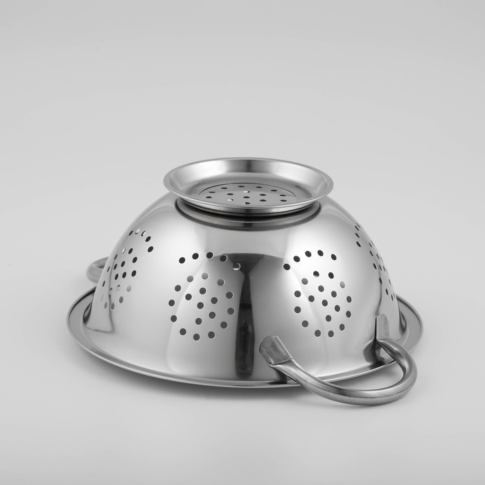 Дуршлаг из нержавеющей стали Доляна «Индия», 1,6 л, d=22 см, на ножке, две ручки Дуршлаг из нержавеющей стали Доляна «Индия», 1,6 л, d=22 см, на ножке, две ручки