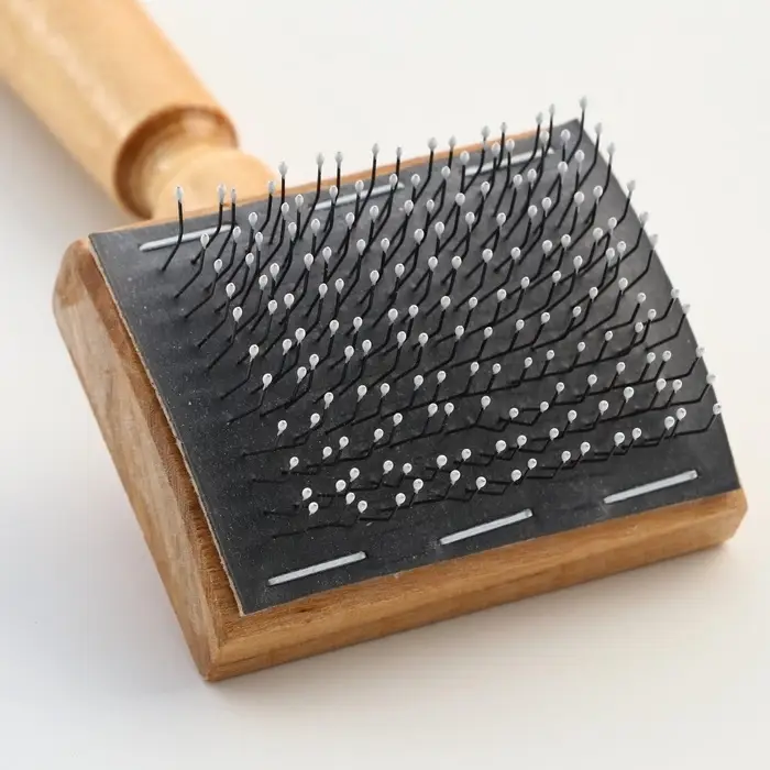 Щётка - пуходёрка, основание 60&times;50 мм, с каплями, дерево