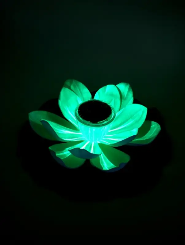 Садовый светильник для водоемов 28 х 28 х 9 см на солнечной бат-е Садовый светильник для водоемов 28 х 28 х 9 см на солнечной бат-е "Лотос" бел N011