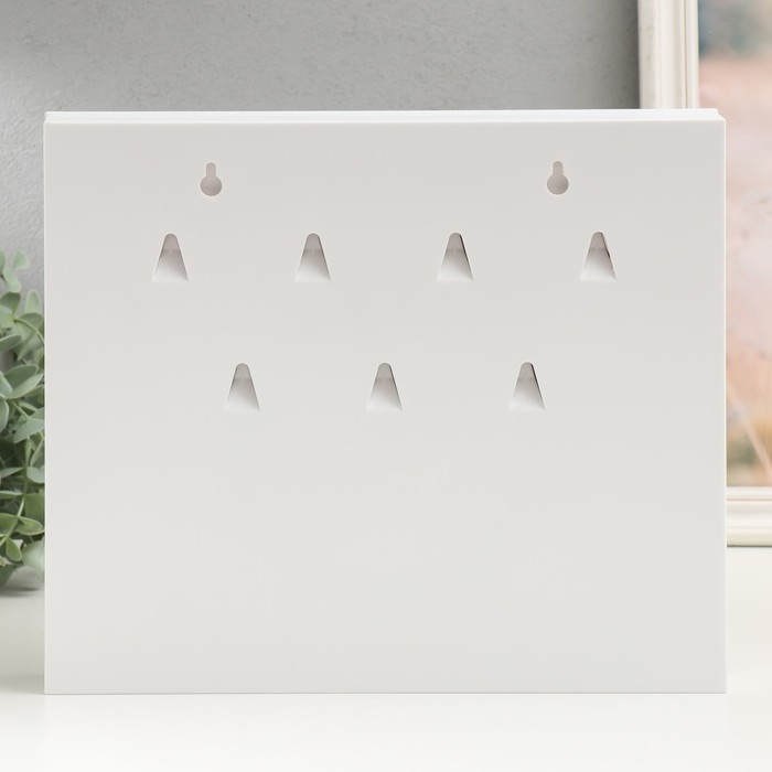 Ключница закрытая Ключница закрытая "Парусник" 26,5х31,5 см Белый