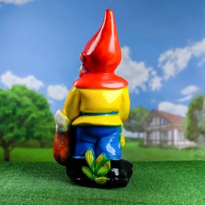 Садовая фигура "Гном с белкой" 33х30х73см