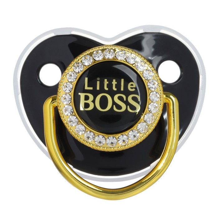 Соска - пустышка силиконовая ортодонтическая «Маленький БОСС», от 6 мес., с колпачком + держатель - цепочка, цвет черный/золото, стразы Соска - пустышка силиконовая ортодонтическая «Маленький БОСС», от 6 мес., с колпачком + держатель - цепочка, цвет черный/золото, стразы