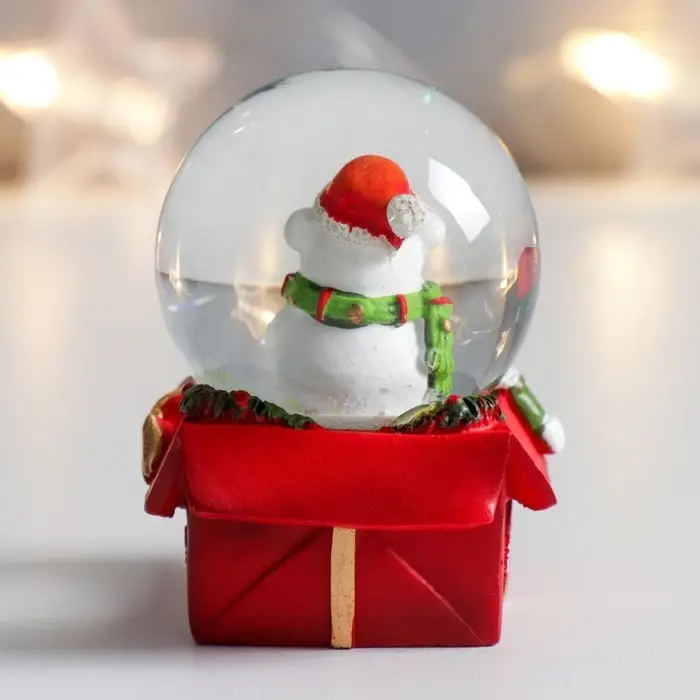 Сувенир полистоун водяной шар "Медвежонок с подарочком" 4,5х4,5х6,5 см