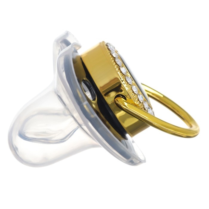 Соска - пустышка силиконовая ортодонтическая «Я тут главный», от 6 мес., с колпачком + держатель - цепочка, цвет черный/золото, стразы Соска - пустышка силиконовая ортодонтическая «Я тут главный», от 6 мес., с колпачком + держатель - цепочка, цвет черный/золото, стразы