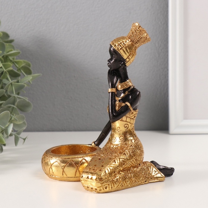 Сувенир полистоун подсвечник  Сувенир полистоун подсвечник "Африканка Рудо в золотом платье у чаши" d=4 см 10х12х15 см