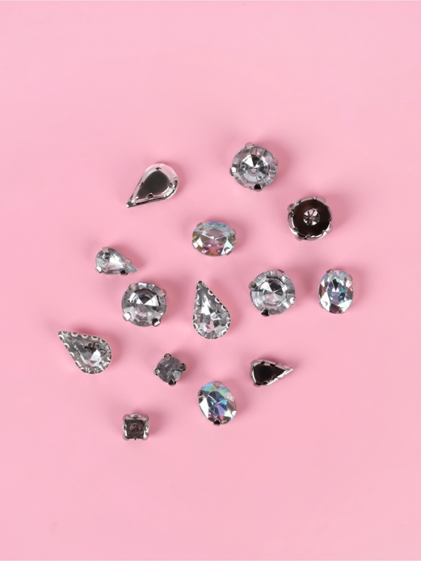 Стразы в оправе ассорти (наб 50шт цена за наб) пластик серебряный и АВ