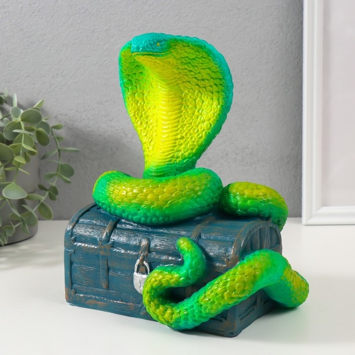 Фигурка Фигурка "КОБРА НА СУНДУКЕ" 20 х 17 х 12 см.
