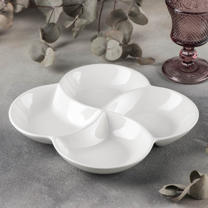 Менажница фарфоровая 4 ячейки Wilmax, 22×22 см, цвет белый Менажница фарфоровая 4 ячейки Wilmax, 22×22 см, цвет белый