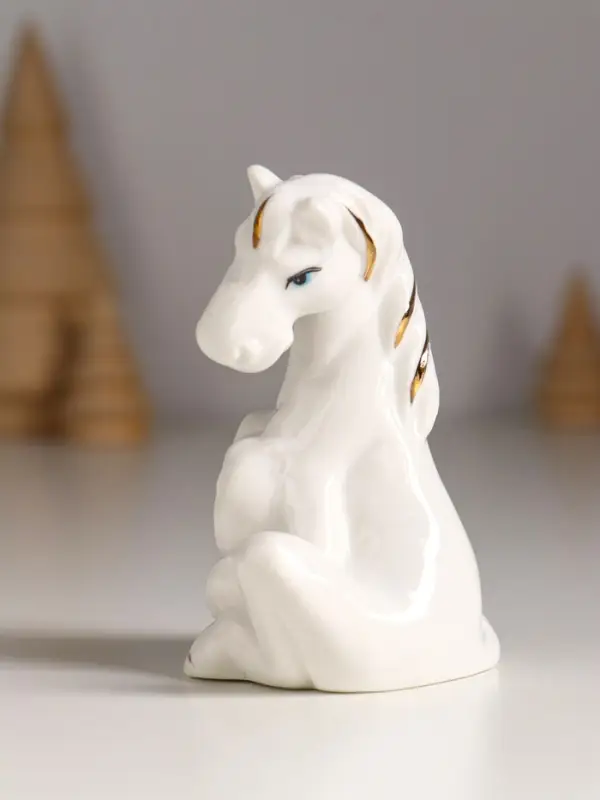 Сувенир керамика "Конь с сердечком" белый с золотом 7х5х8,5 см