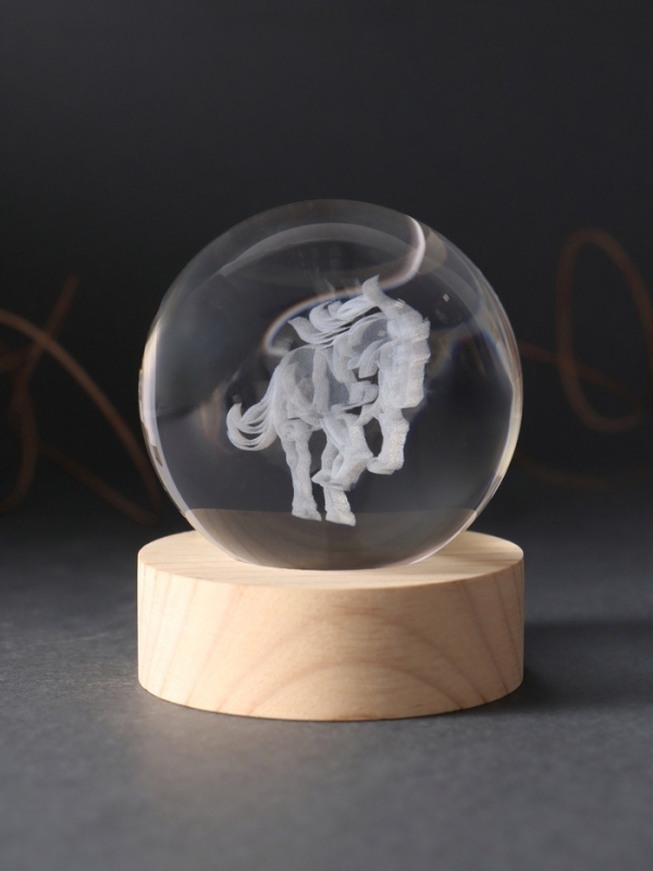 Сувенир стекло подсветка "Шар. Конь" d=6 см подставка дерево, USB