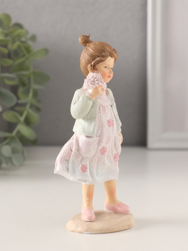 Сувенир полистоун Сувенир полистоун "Малышка в розовом платье и зелёной кофточке, с букетиком" 5х4х12,5 см