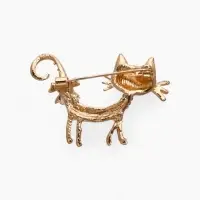 Брошь &laquo;Кошка&raquo;, кокетливая с бантом, белая в кофейном золоте