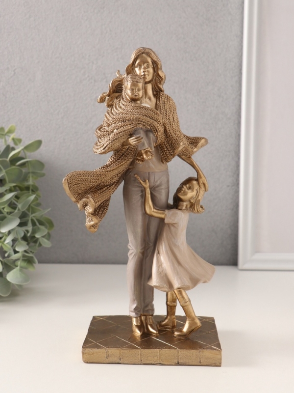 Сувенир полистоун  Сувенир полистоун "Мама с детьми, укутанные в шарф" 12х8х24,5 см